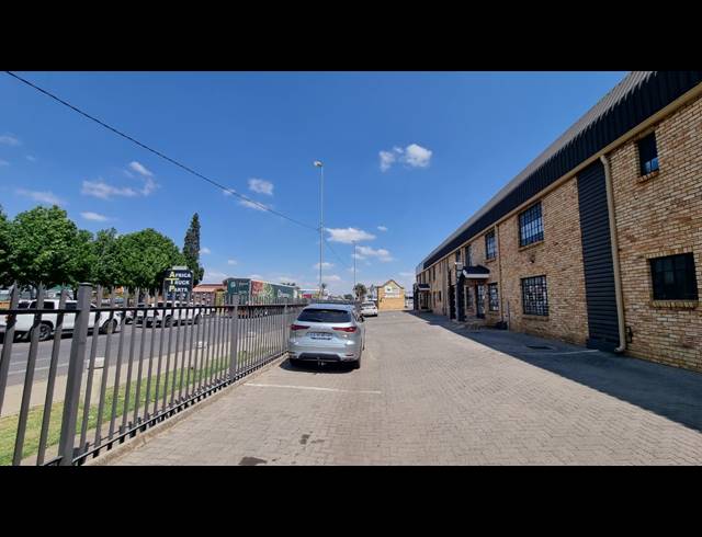 734M² WAREHOUSE TO LET IN JET PARK